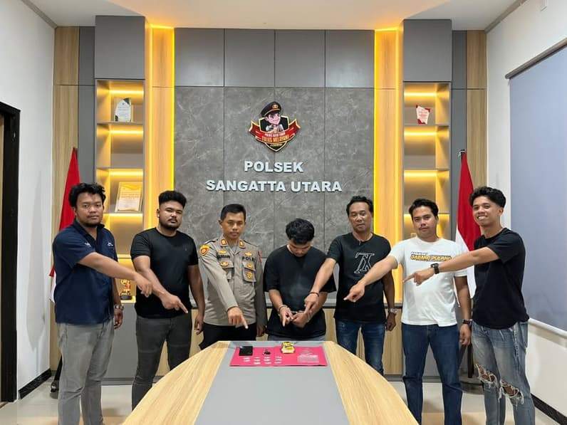 Kapolsek Sangatta Utara, Bambang Eko berpose dengan jajarannya saat memperlihatkan terduga pelaku transaksi 11 poket sabu. (Foto: Dok Polres Kutim)