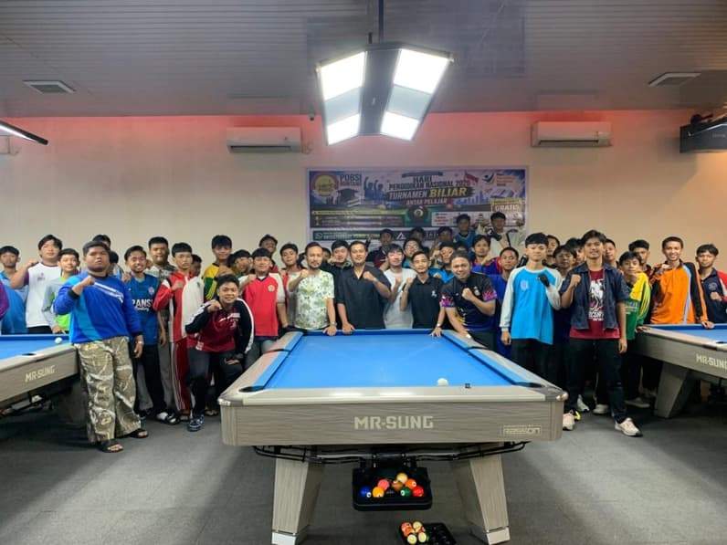 Turnamen Biliar Antar Pelajar se-Kota Bontang di Alba Billiar. (Foto: Lutfi Aziz/Pusaranmedia.com)