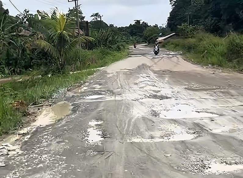 Kondisi jalan poros Gurimbang tampak dipenuhi lubang dan genangan air. (Foto: Nur Hidayah/ pusaranmedia.com)