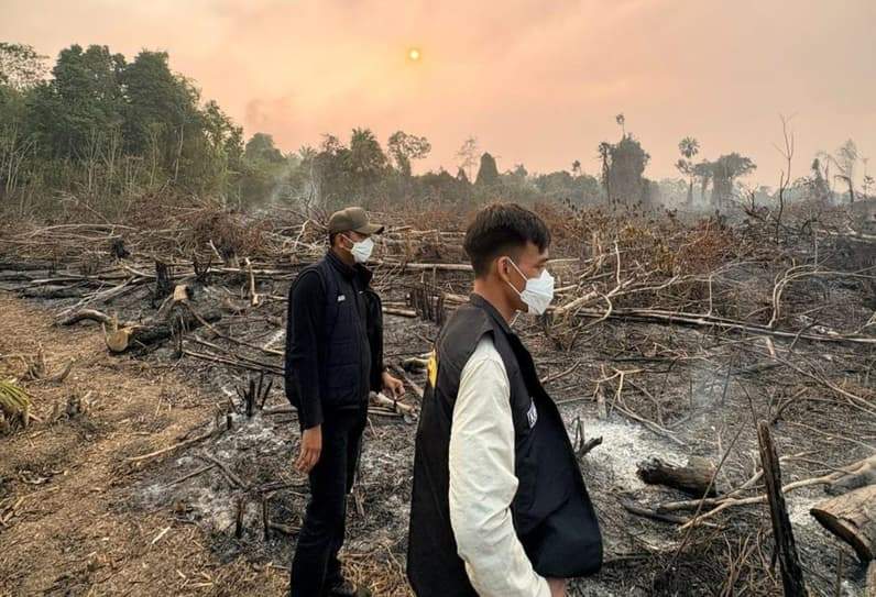 Personel Unit Tipiter Sat Reskrim Polres Paser meninjau lokasi karhutla. (Foto: Dok.Sat Reskrim Polres Paser)