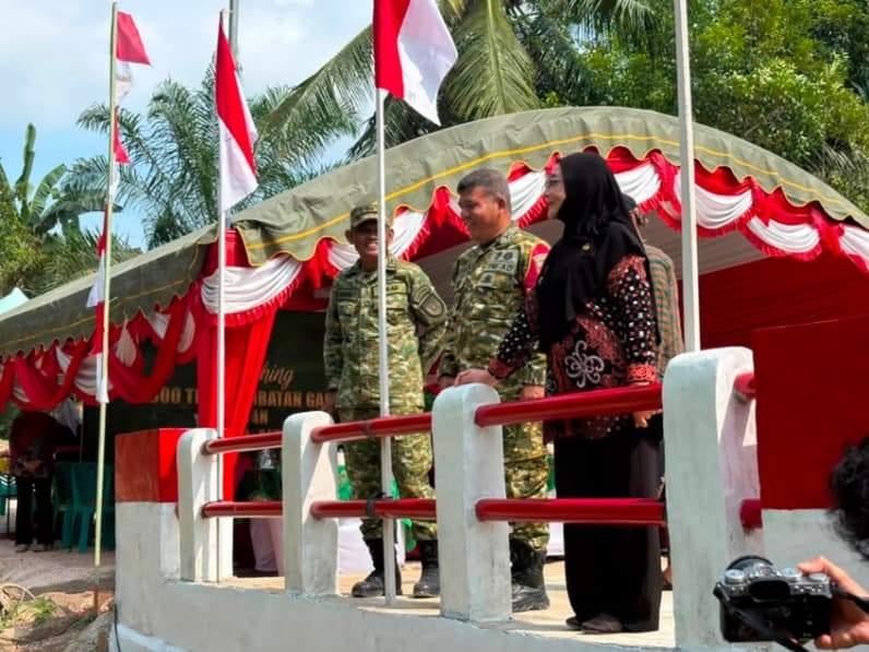 Bupati Berau Sri Juniarsih Mas meninjau Jembatan Perintis Garuda di Kampung Labanan Makmur, Kecamatan Teluk Bayur. (Foto: Humas Prokopim)