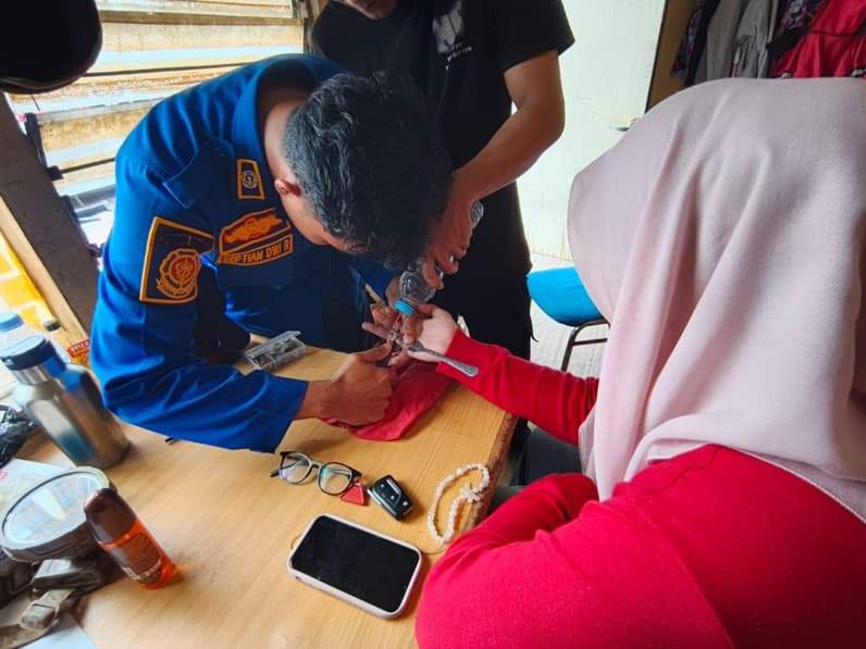 Salah satu penanganan non-kebakaran oleh damkar kukar. Penanganan melepas cincin warga (Foto: Damkar Kukar)