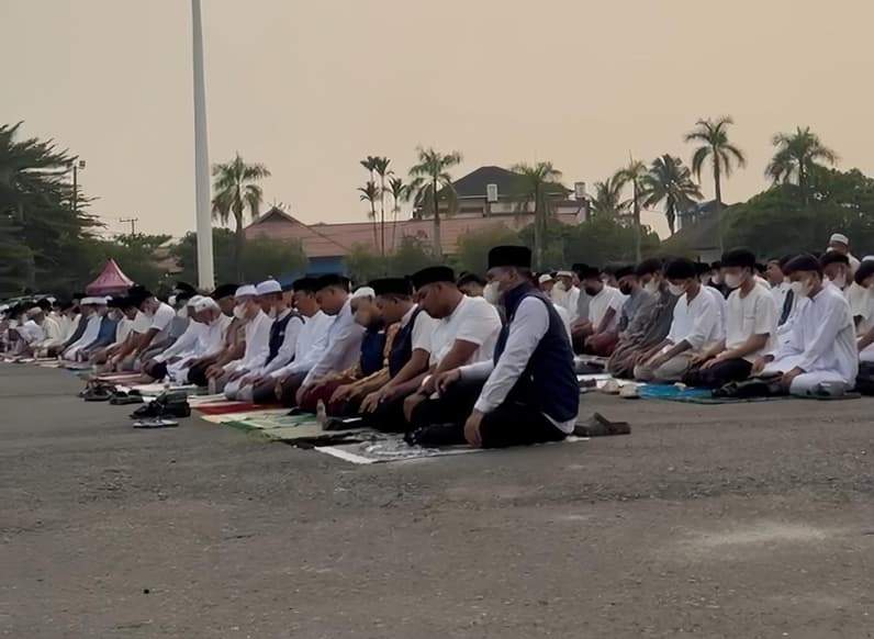 Salat Istisqa yang digelar di Lapangan Pemuda Tanjung Redeb. (Foto: Nur Hidayah/Pusaranmedia.com)