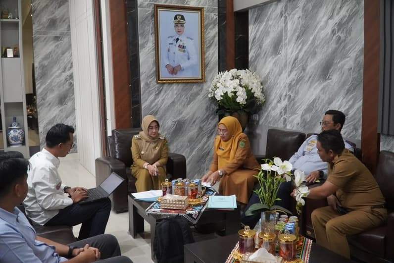 Pertemuan Bupati Berau dengan jajaran manajemen PT Pertamina di ruang kerjanya. (Foto: Humas Prokopim)