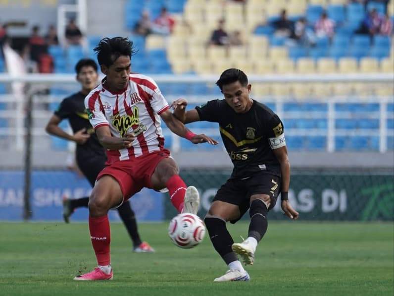 Kapten Persiba Balikpapan, Abdul Rachman memberi umpan ke rekannya saat melawan Deltras FC, Minggu (4/10/2026). (Foto: Media Official Persiba Balikpapan)