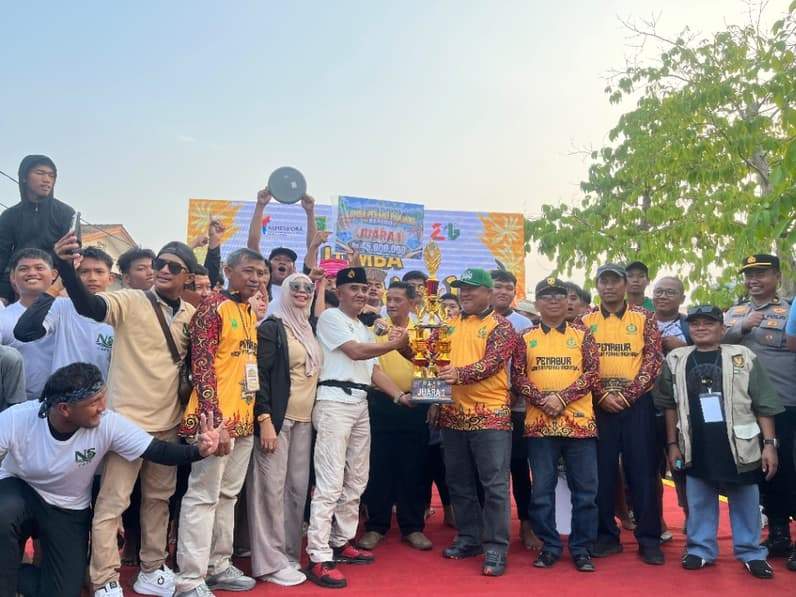 Gunung Tabur meraih juara l lomba perahu panjang. (Foto: Nur Hidayah/ Pusaranmedia.com)