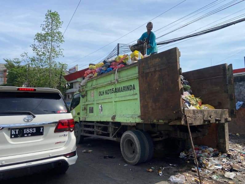 Truk pengangkut sampah DLH Kota Samarinda. (Foto: Tri/Pusaranmedia.com)