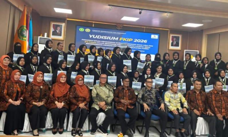 Ketua DPRD Kabupaten Paser, Hendra Wahyudi saat hadir di kegiatan yudisium Fakultas Keguruan dan Ilmu Pendidikan (FKIP) Universitas Widya Gama Mahakam (UWGM) Samarinda. (Foto: Humas UWGM Samarinda).
