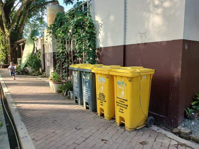 Tempat sampah untuk memilah sampah organik dan nonorganik. (Foto: Nur Hidayah/Pusaranmedia.com)