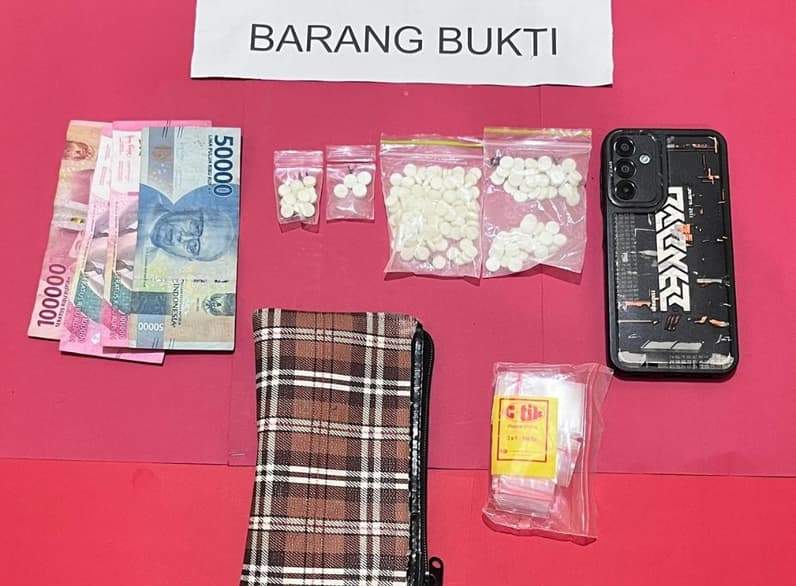 Dokumentasi barang bukti pengungkapan kasus peredaran Yorinda dan Dobel L yang dilakukan tersangka S di Kecamatan Long Ikis. (Foto : Dok Polsek Long Ikis)