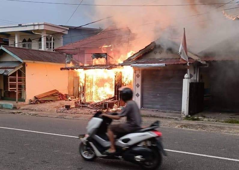 Kebakaran kios pulsa di Jalan Tanjung, Kelurahan Nunukan Barat. (Foto: Damkar Nunukan)