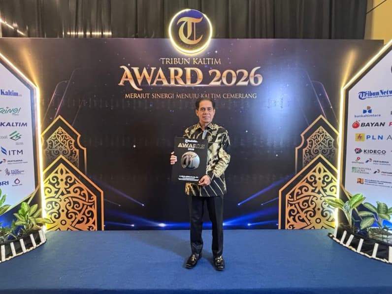 Ketua DPRD Kota Samarinda, Helmi Abdullah terima penghargaan dalam acara Tribun Kaltim Award, Kamis (30/7/2026). (Foto: Dok. DPRD Samarinda)