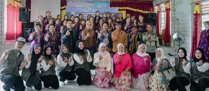 Foto kolase di acara serah terima bantuan yang berasal dari aspirasi Anggota DPRD Kaltara, Vamelia, untuk Gereja GKII Desa Bebakung. (Foto: Istimewa)