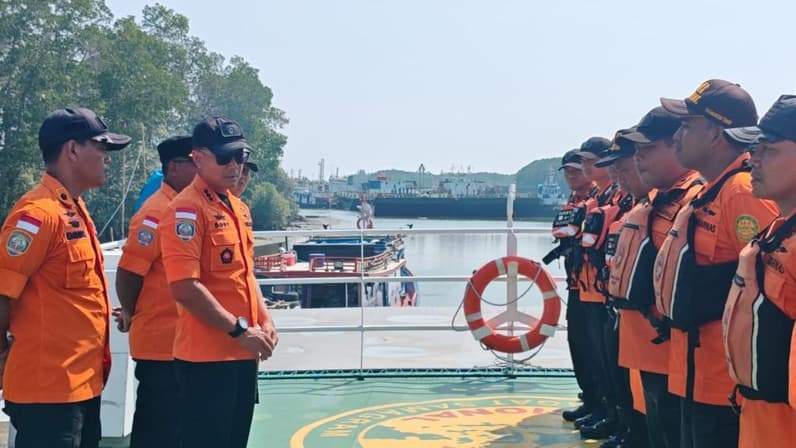 Kepala Basarnas Balikpapan, Dody Setiawan Suwondo memberikan pengarahan kepada personel sebelum berangkat ke perairan Banjarmasin, Minggu (13/9/2026). (Foto: Basarnas Balikpapan)