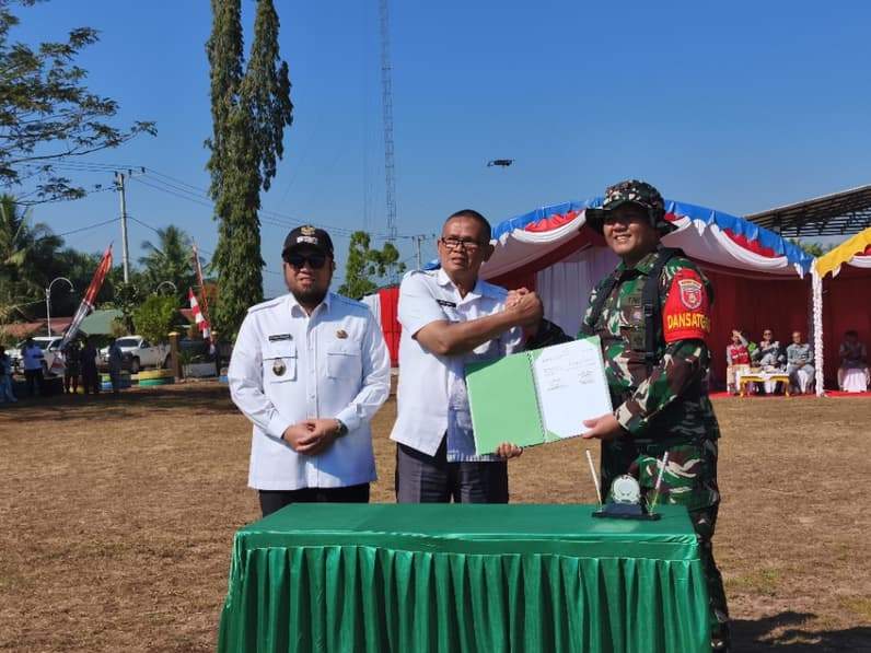 Dandim 0904/Paser Letkol Inf Edy Wahyu Satriyadi (kanan), Kepala DPMD Paser Chandra (tengah), Wabup Paser Ikhwan Antasari (kiri), setelah penandatanganan berita acara pelaksanaan TMMD ke-129 di Desa Biu. (Foto : Luthfi/Pusaranmedia.com)