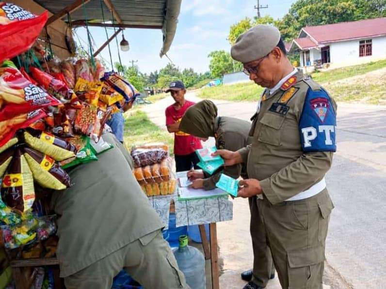 Pemeriksaan produk makanan dan minuman oleh Satpol PP Nunukan (Foto: Diansyah/pusaranmedia.com)