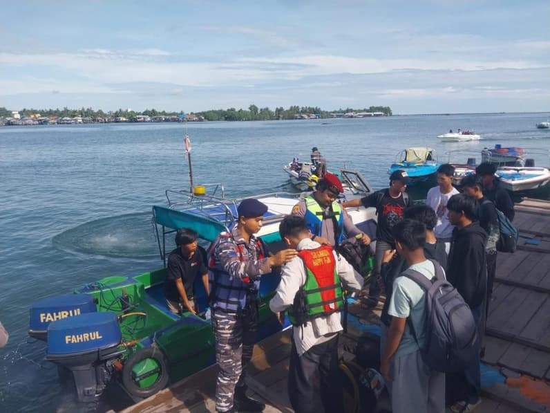 Antrean wisatawan di Dermaga Sidayang Tanjung Batu. (Foto: Istimewa)