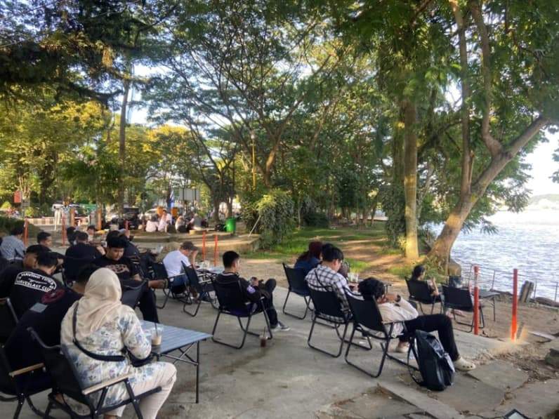 Pengunjung memadati kafe yang ada di kawasan Teras Samarinda, Minggu (26/4/2026). (Foto: Tri/Pusaranmedia.com)