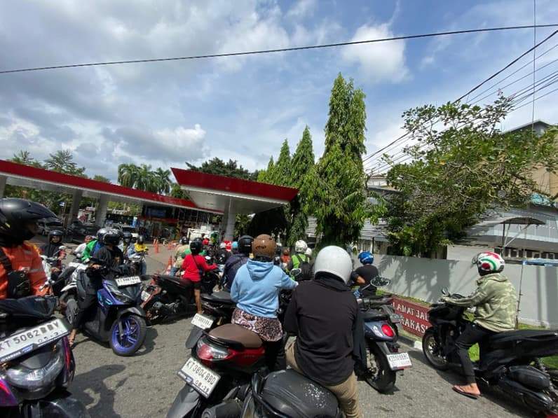 Antrean pertalite di SPBU Kesuma Bangsa, Kota Samarinda, Kamis (11/6/2026). (Foto: Tri/Pusaranmedia.com)