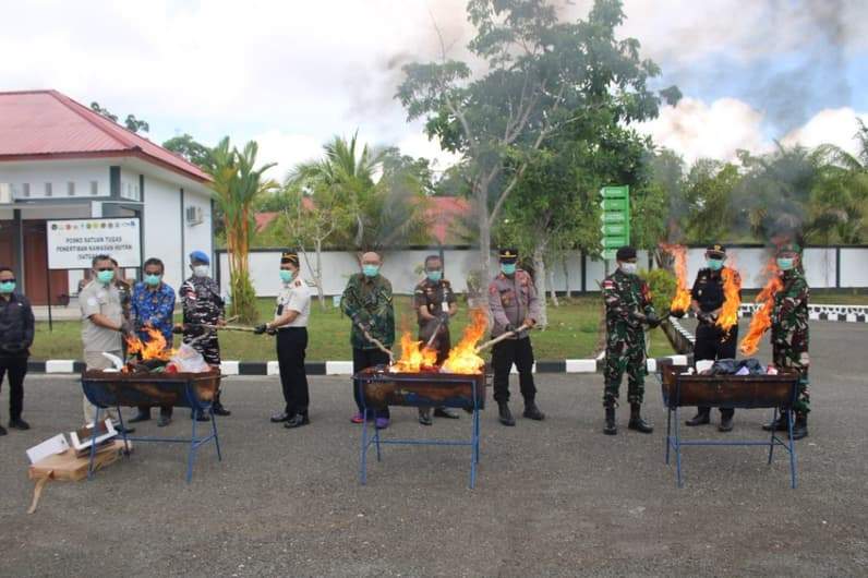 Pemusnahan sejumlah barang bukti yang telah diputus inkrah oleh Pengadilan Negeri Nunukan (Foto: Diansyah/pusaranmedia.com)