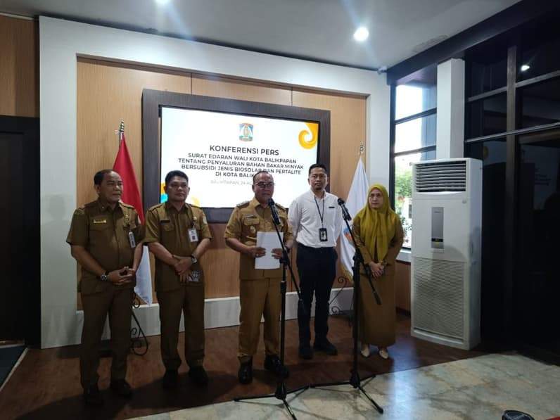 Wakil Wali Kota Balikpapan, Bagus Susetyo menyampaikan isi SE tentang aturan terbaru penyaluran BBM bersubsidi dalam konferensi pers di Balaikota, Senin (24/8/2026). (Foto: Achmad Fadillah/Pusaranmedia.com)