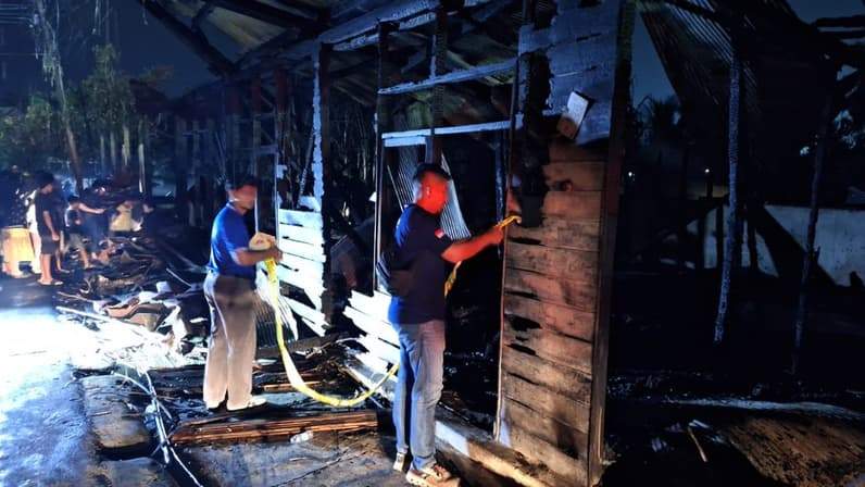 Sat Reskrim Polres Paser lakukan penyelidikan kebakaran yang terjadi di Jalan Modang, Tanah Grogot. (Foto : Sat Reskrim Polres Paser)