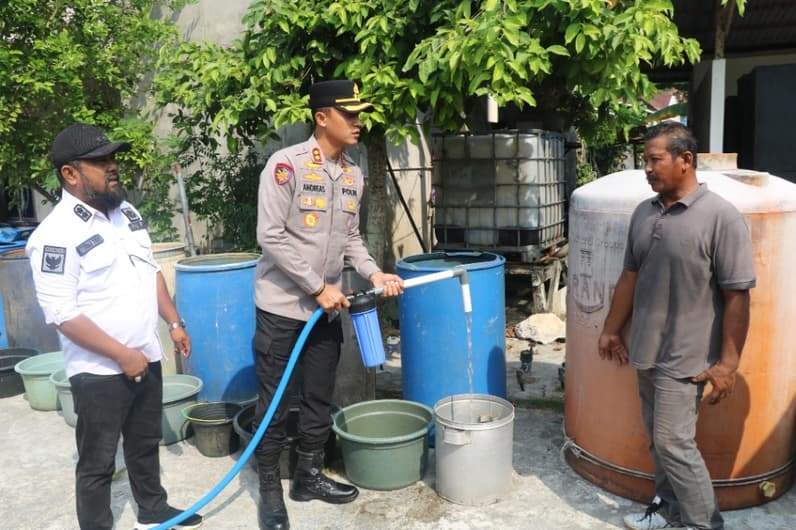 Kapolres PPU, AKBP Andreas Alek Danantara turun langsung menyalurkan bantuan air bersih ke warga Kelurahan Gunung Seteleng. (Foto: Humas Polres PPU).