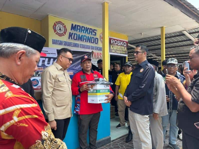 Penyerahan bantuan sarana dan logistik bagi para relawan yang terlibat dalam penanganan Karhutla di wilayah Tenggarong. (foto: Aswin/pusaranmedia.com)