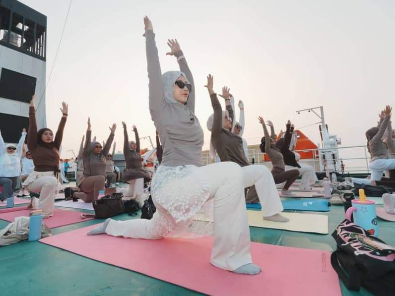 Kegiatan yoga di atas kapal Pelabuhan Semayang Balikpapan, Minggu (20/9/2026). (Foto: PT PELNI Cabang Balikpapan)