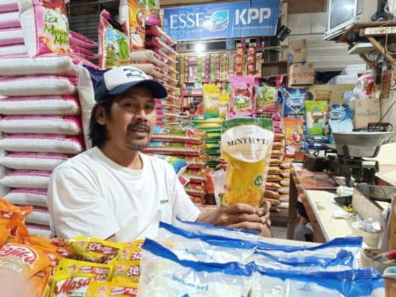 Pedagang sembako di Pasar Pandansari Balikpapan, Eddy mencotohkan minyak goreng merek MinyaKita per liter, Minggu (19/4/2026). (Foto: Dok. Pusaranmedia.com)