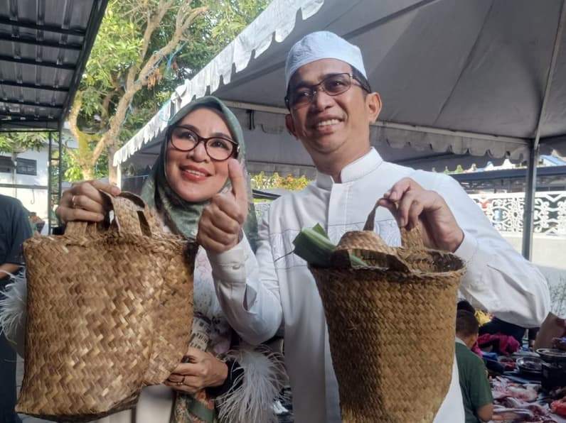 Wali Kota Balikpapan, Rahmad Mas'ud bersama istrinya membagikan daging kurban di Rumjab, Kamis (28/5/2026). (Foto: Achmad Fadillah/Pusaranmedia.com)