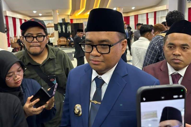 Bupati Kutai Kartanegara, aulia rahman basri menggunakan jas biru. (Foto: Aswin/Pusaranmedia.com)