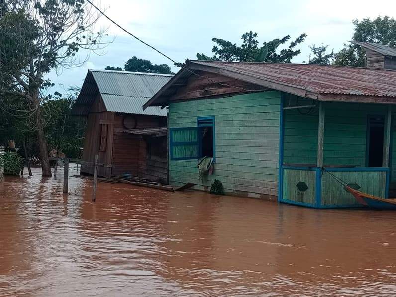 Kondisi terkini air yang mulai mengenangi pekarangan rumah warga di Kecamatan Sembakung. (Foto: BPBD Nunukan)