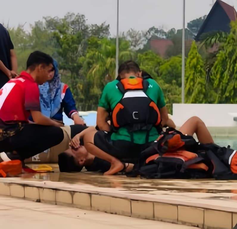 Simulasi penanganan kondisi darurat menjadi bagian dari Bimbingan Teknis Keamanan dan Keselamatan di Destinasi Wisata yang digelar Disbudpar Berau. (Foto: Disbudpar Berau)