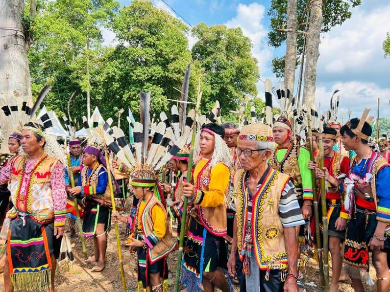 Festival Budaya Bakudung Batiung di Kampung Tumbit Dayak, Kecamatan Sambaliung. (Foto: Nur Hidayah/ pusaranmedia.com)
