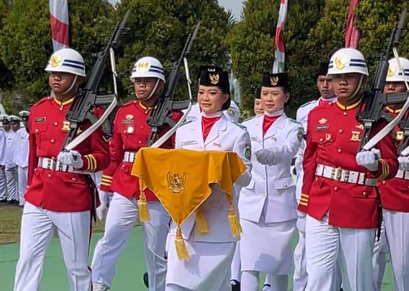 Harnawati siswi SMK 1 Kombeng usia 17 tahun (tengah) saat pembawa baki bendera merah putih di halaman kantor Bupati Kutim. (Foto: Siswandi/Pusaranmedia.com)