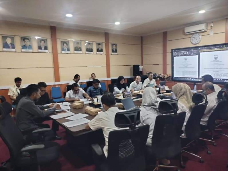 Pansus II DPRD Paser rapat bersama OPD membahas persoalan teknis untuk penyempurnaan dua raperda tang tengah digodok. (Foto: Dok.DPRD Paser)