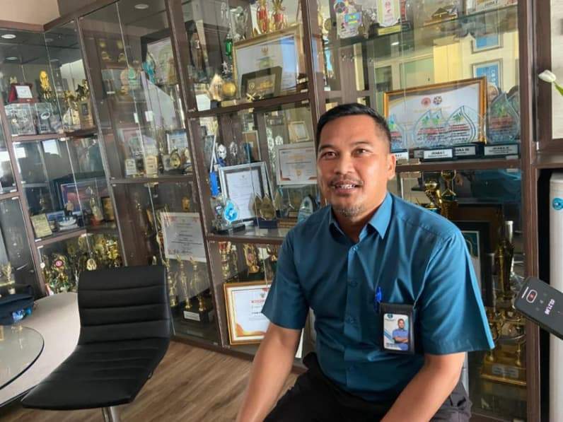 Asisten Manajer Humas Perumda Tirta Kencana, Cevi Wahyudi saat ditemui di kantornya, Senin (14/9/2026). (Foto: Tri/Pusaranmedia.com)