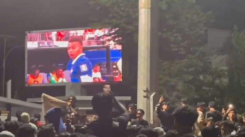 Nobar di videotron depan Rumjab Ketua DPRD Balikpapan, Rabu (15/7/2206). (Foto: Achmad Fadillah/Pusaranmedia.com)
