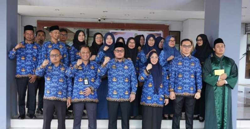 Para ASN Jafung saat berpose dengan Kepala BKPSDM Kutim. (Foto: Dok.Prokopim Kutim)