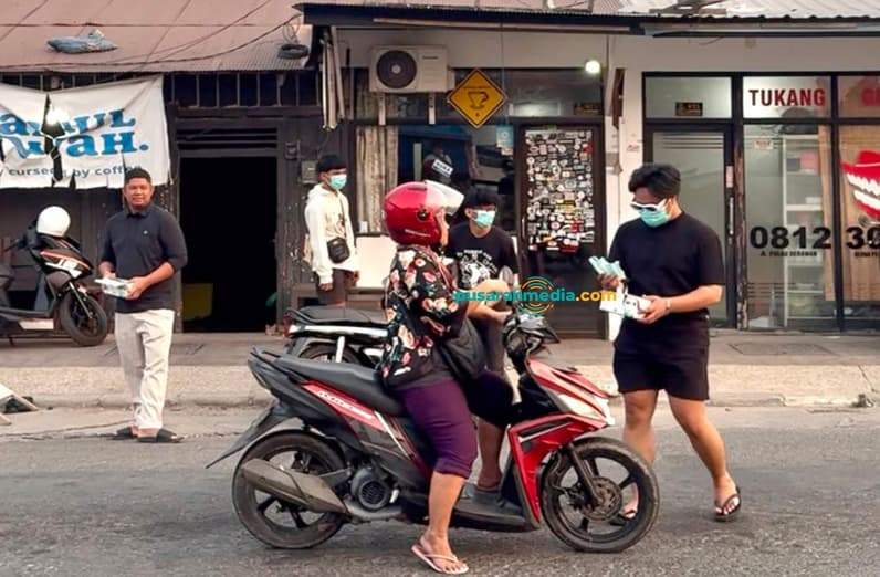 Pembagian masker kepada masyarakat yang berada di kawasan Tepian Teratai. (Foto: Nur Hidayah/ Pusaranmedia.com)
