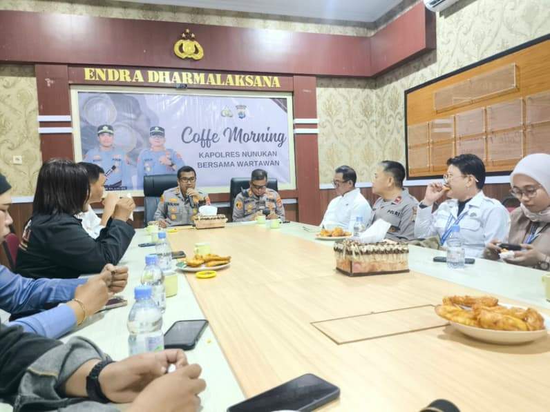 Kapolres Nunukan AKBP Ruslaeni bersama awak media di Nunukan (Foto: Diansyah/pusaranmedia.com)