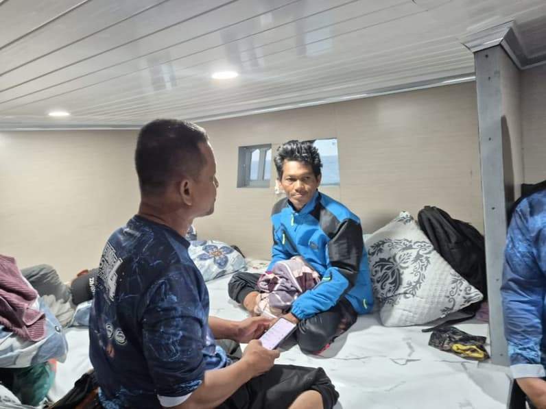 Seorang pemancing, Salman mendapat pertolongan dari Basarnas Balikpapan di Perairan Pulau Balabalagan, Minggu (17/5/2026). (Foto: Basarnas Balikpapan)