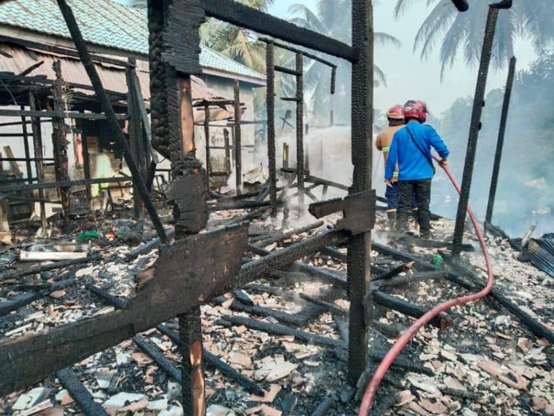 Kondisi rumah yang terbakar di Tenggarong Seberang. (Foto: Damkar Kukar)