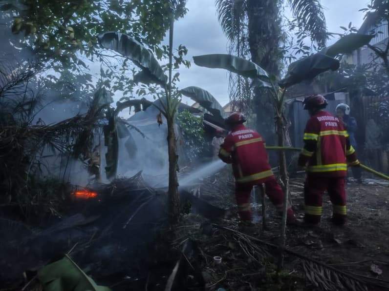 Prosesi pemadaman api di pekarangan rumah di Jalan Batuah Kecamatan Tanah Grogot. (Foto : Luthfi/Pusaranmedia.com)
