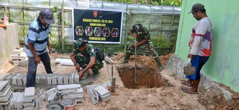Personel Satgas TMMD Ke-128 Kodim 0908/Bontang Bersama Warga Bahu-membahu Membangun Fasilitas Mandi, Cuci, Kakus (MCK) di Pondok Pesantren DDI Marangkayu. (Foto: Lutfi Aziz/Pusaranmedia.com)