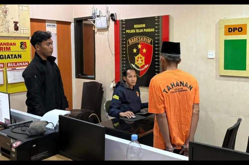 Seorang pria berusia 62 tahun yang diduga terlibat dalam pembakaran lahan di Teluk Pandan. (Foto: Dok Polres Kutim)