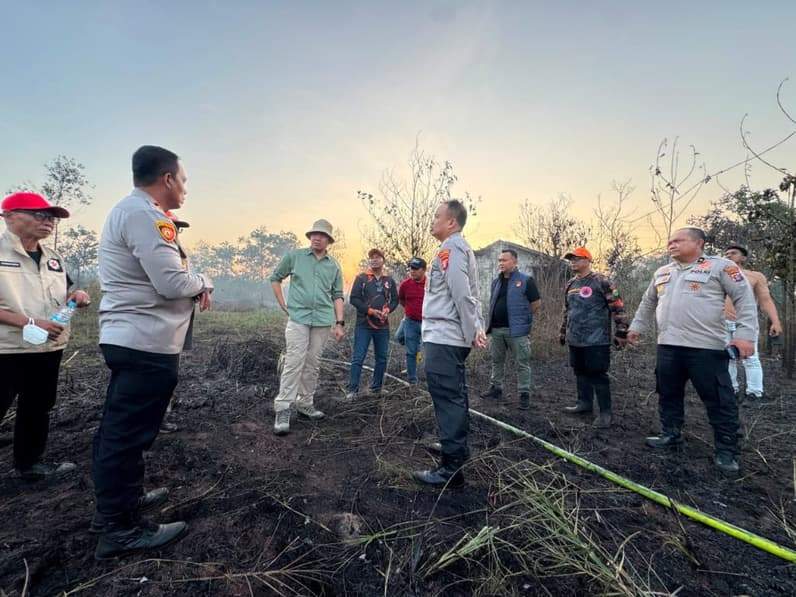 Wali Kota Samarinda, Andi Harun beserta jajaran saat meninjau lokasi kebakaran di kawasan Pelita 8, Kecamatan Sambutan, Selasa (25/8/2026). (Foto: Dok. Pemkot Samarinda)