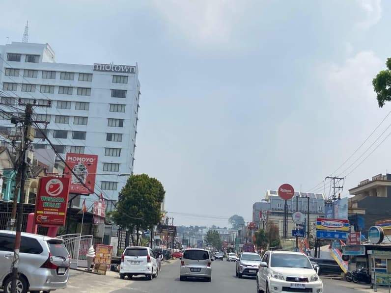 Kabut asap mulai membayangi Kota Samarinda, kelompok rentan diimbau gunakan masker, Kamis (3/9/2026). (Foto: Tri/Pusaranmedia.com)