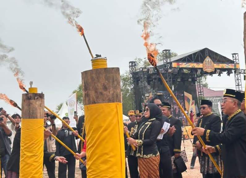Prosesi penyalaan Brong Api dalam pembukaan Erau Adat Pelas Benua Kutai Timur 2026. (Foto: Dok. Prokopim Kutim)